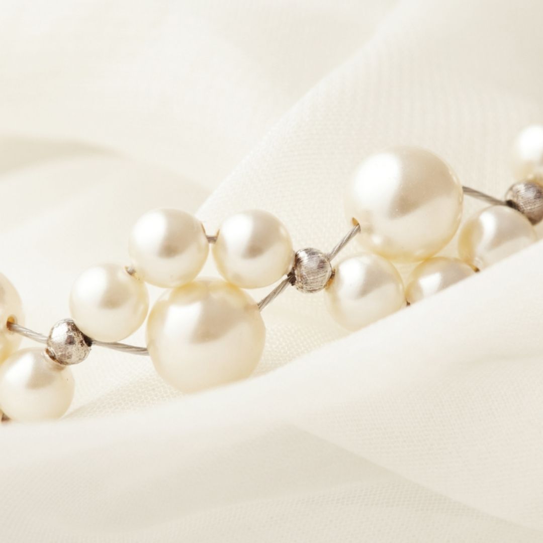 Moderne Hochzeits- und Eventplanung Schwarzwald – eine Person arbeitet an einem Laptop, umgeben von frischen Blumen, einem Smartphone und einer Tasse Kaffee. Die stilvolle, minimalistische Arbeitsumgebung steht für kreative Planung und Organisation von Hochzeiten und Events im Schwarzwald.