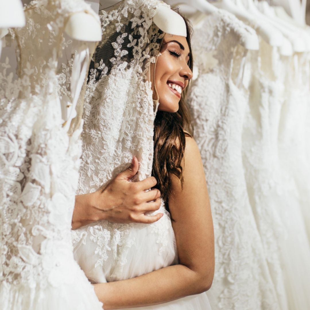 Moderne Hochzeits- und Eventplanung Schwarzwald – eine Person arbeitet an einem Laptop, umgeben von frischen Blumen, einem Smartphone und einer Tasse Kaffee. Die stilvolle, minimalistische Arbeitsumgebung steht für kreative Planung und Organisation von Hochzeiten und Events im Schwarzwald.