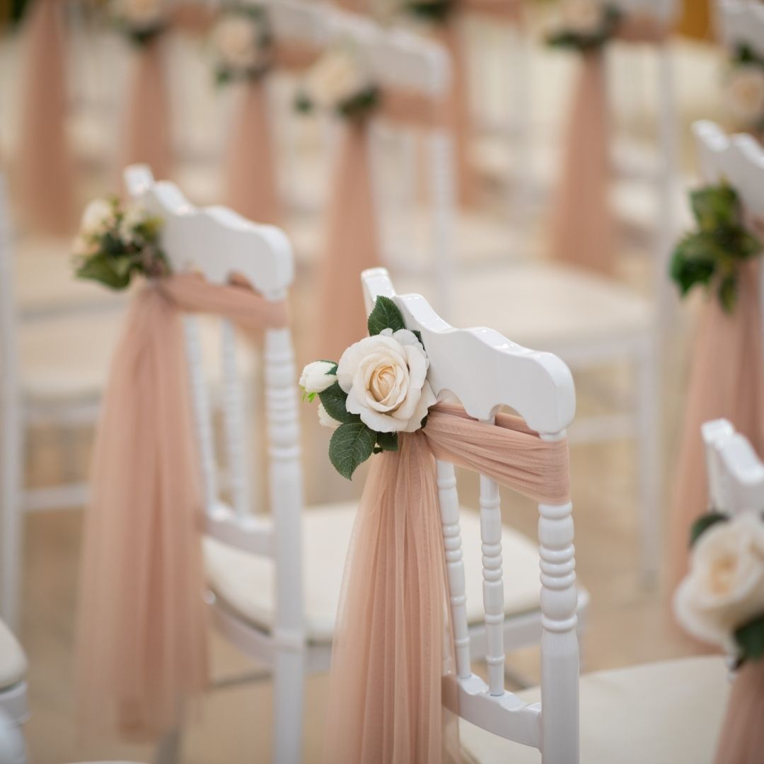 Moderne Hochzeits- und Eventplanung Schwarzwald – eine Person arbeitet an einem Laptop, umgeben von frischen Blumen, einem Smartphone und einer Tasse Kaffee. Die stilvolle, minimalistische Arbeitsumgebung steht für kreative Planung und Organisation von Hochzeiten und Events im Schwarzwald.