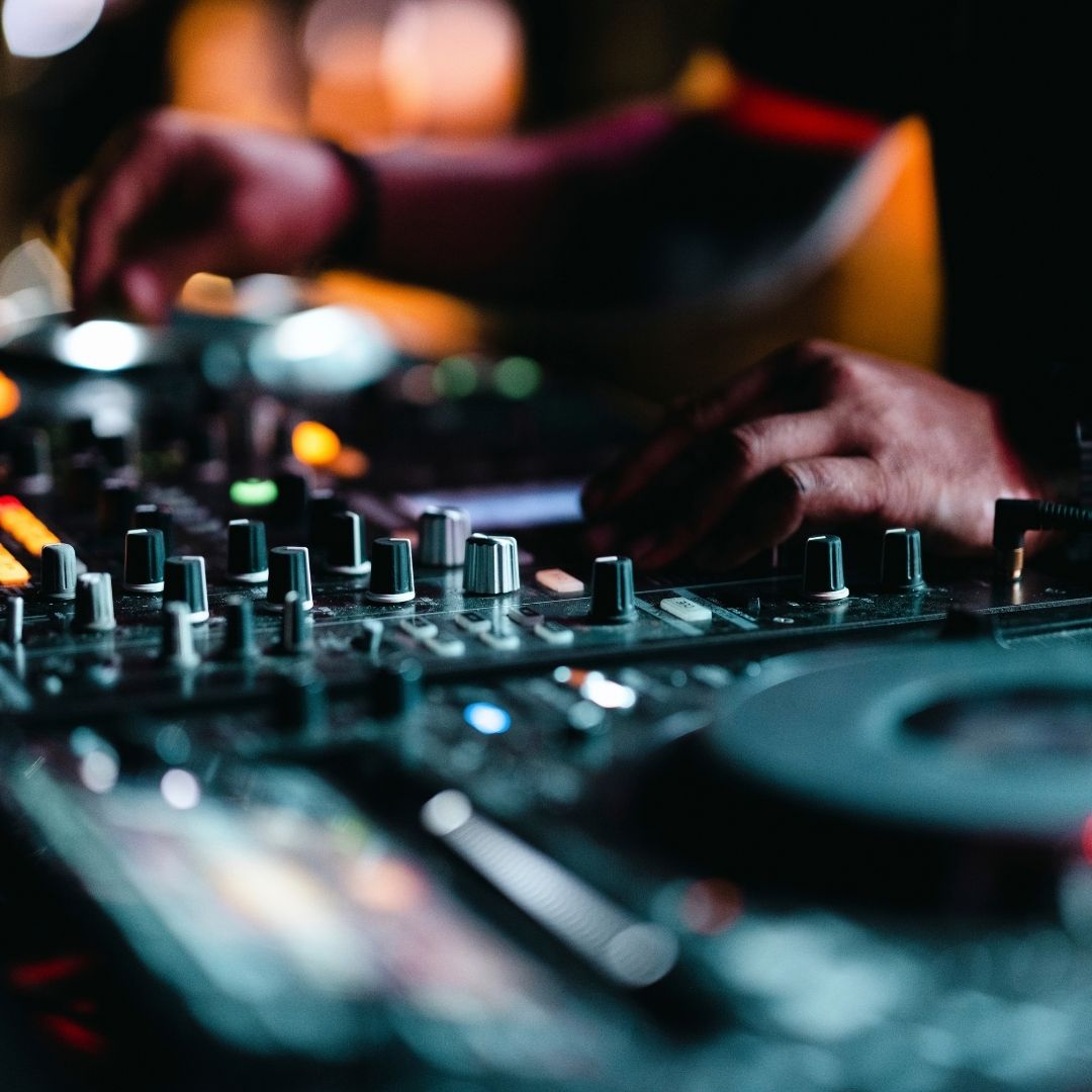 Moderne Hochzeits- und Eventplanung Schwarzwald – eine Person arbeitet an einem Laptop, umgeben von frischen Blumen, einem Smartphone und einer Tasse Kaffee. Die stilvolle, minimalistische Arbeitsumgebung steht für kreative Planung und Organisation von Hochzeiten und Events im Schwarzwald.