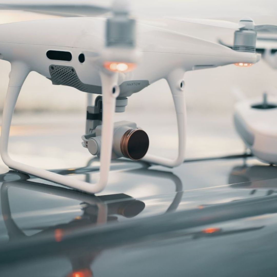 Moderne Hochzeits- und Eventplanung Schwarzwald – eine Person arbeitet an einem Laptop, umgeben von frischen Blumen, einem Smartphone und einer Tasse Kaffee. Die stilvolle, minimalistische Arbeitsumgebung steht für kreative Planung und Organisation von Hochzeiten und Events im Schwarzwald.