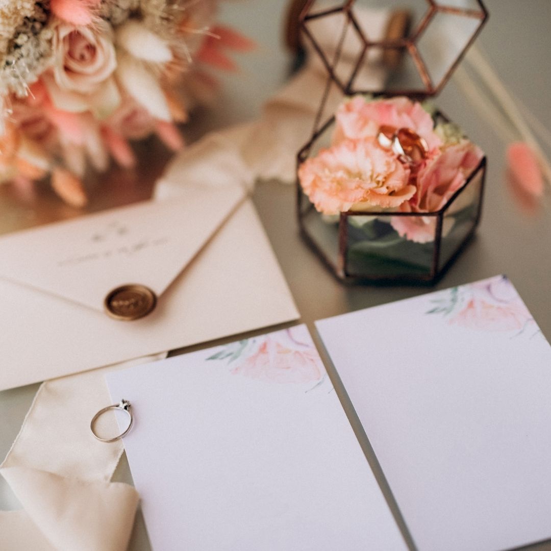 Moderne Hochzeits- und Eventplanung Schwarzwald – eine Person arbeitet an einem Laptop, umgeben von frischen Blumen, einem Smartphone und einer Tasse Kaffee. Die stilvolle, minimalistische Arbeitsumgebung steht für kreative Planung und Organisation von Hochzeiten und Events im Schwarzwald.