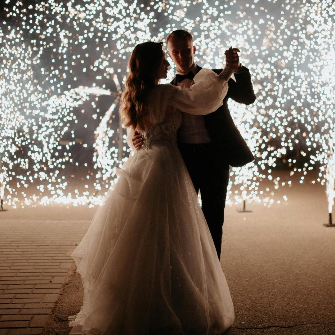 Moderne Hochzeits- und Eventplanung Schwarzwald – eine Person arbeitet an einem Laptop, umgeben von frischen Blumen, einem Smartphone und einer Tasse Kaffee. Die stilvolle, minimalistische Arbeitsumgebung steht für kreative Planung und Organisation von Hochzeiten und Events im Schwarzwald.