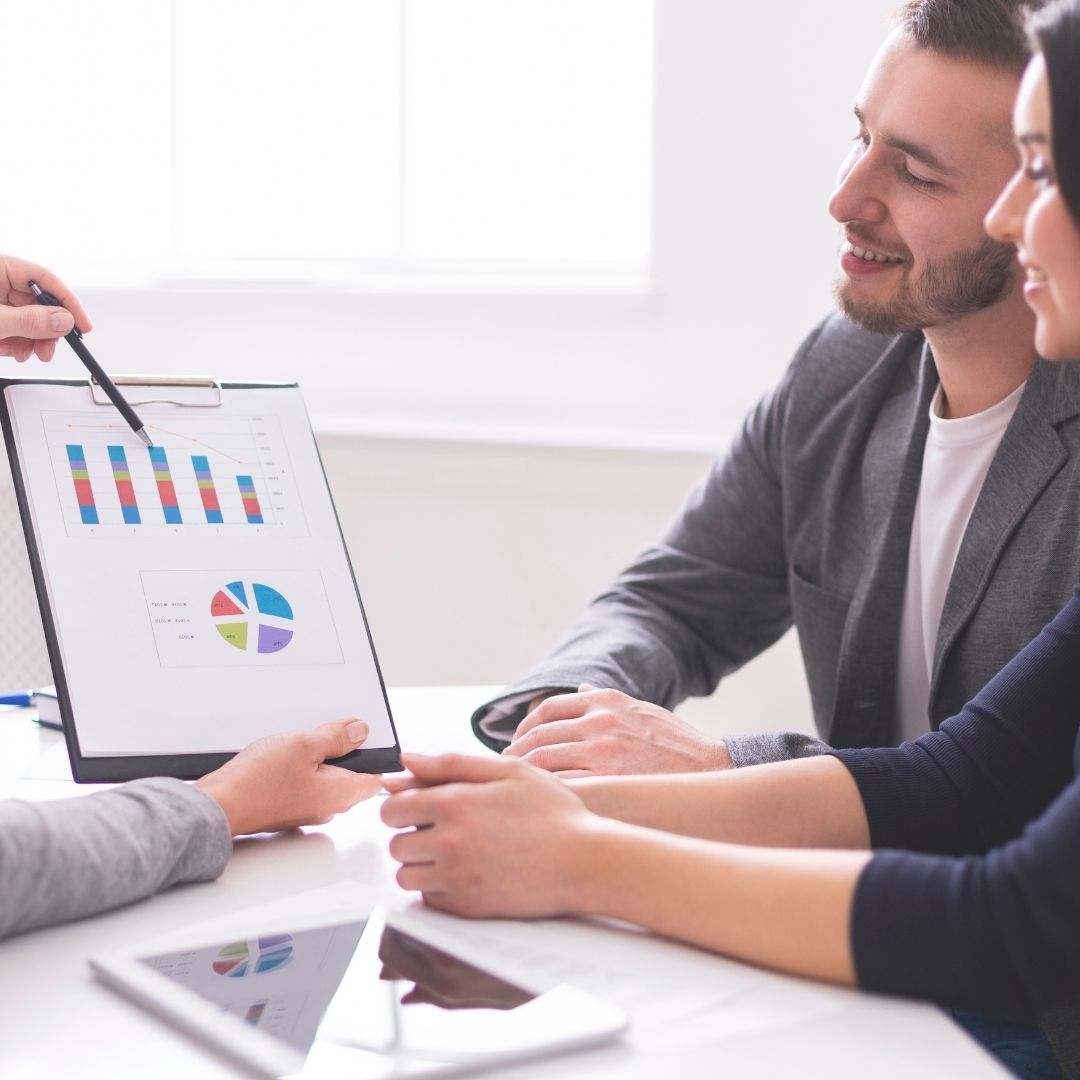 Moderne Hochzeits- und Eventplanung Schwarzwald – eine Person arbeitet an einem Laptop, umgeben von frischen Blumen, einem Smartphone und einer Tasse Kaffee. Die stilvolle, minimalistische Arbeitsumgebung steht für kreative Planung und Organisation von Hochzeiten und Events im Schwarzwald.