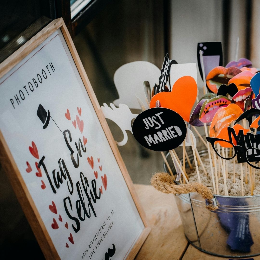 Moderne Hochzeits- und Eventplanung Schwarzwald – eine Person arbeitet an einem Laptop, umgeben von frischen Blumen, einem Smartphone und einer Tasse Kaffee. Die stilvolle, minimalistische Arbeitsumgebung steht für kreative Planung und Organisation von Hochzeiten und Events im Schwarzwald.