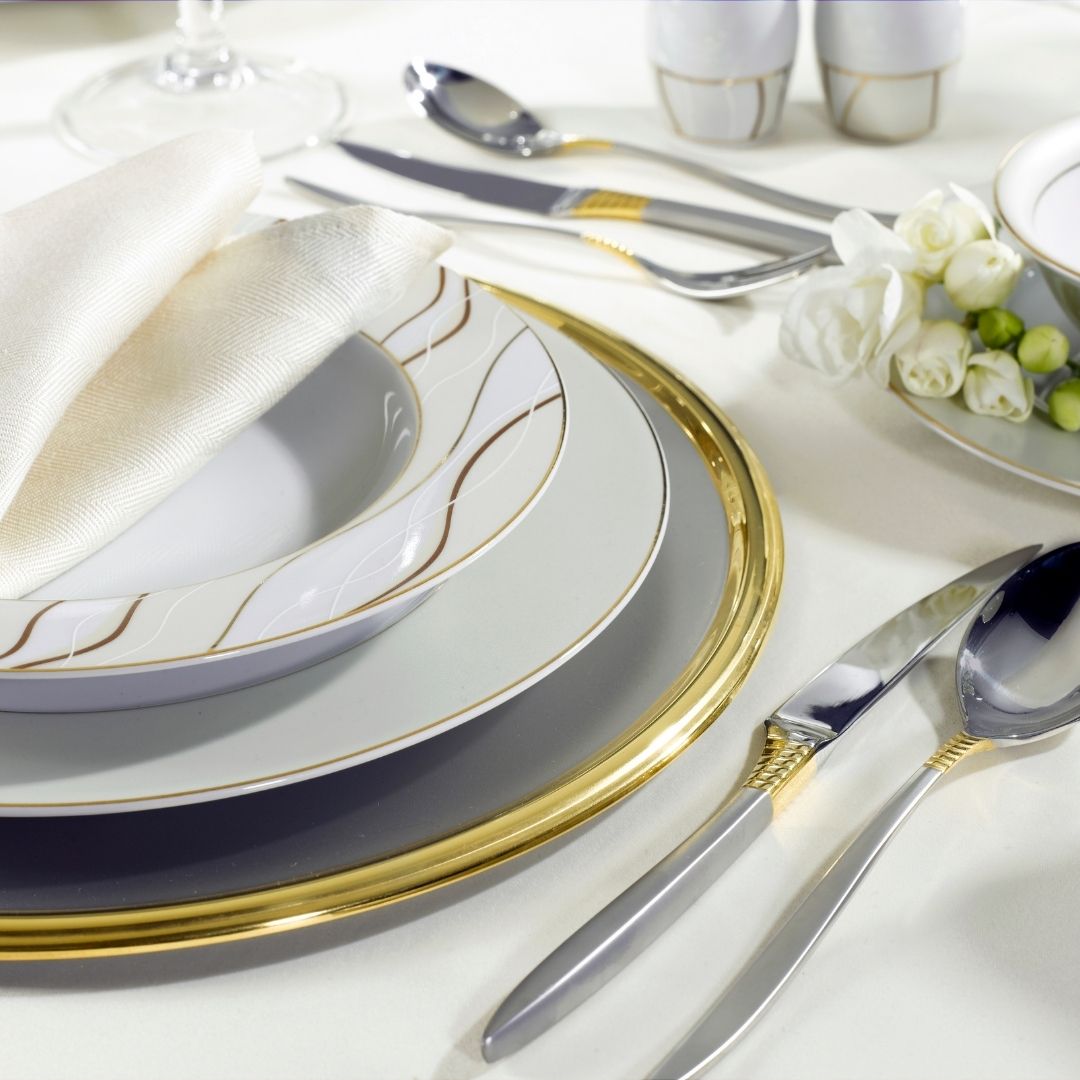 Moderne Hochzeits- und Eventplanung Schwarzwald – eine Person arbeitet an einem Laptop, umgeben von frischen Blumen, einem Smartphone und einer Tasse Kaffee. Die stilvolle, minimalistische Arbeitsumgebung steht für kreative Planung und Organisation von Hochzeiten und Events im Schwarzwald.