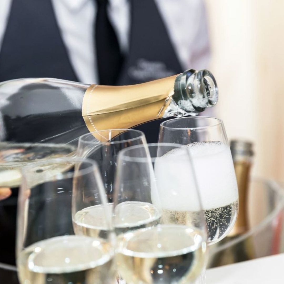 Moderne Hochzeits- und Eventplanung Schwarzwald – eine Person arbeitet an einem Laptop, umgeben von frischen Blumen, einem Smartphone und einer Tasse Kaffee. Die stilvolle, minimalistische Arbeitsumgebung steht für kreative Planung und Organisation von Hochzeiten und Events im Schwarzwald.