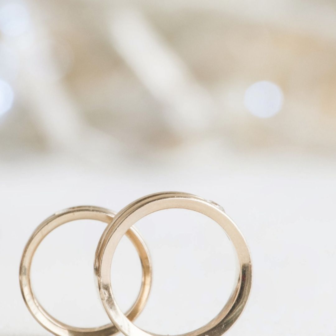 Moderne Hochzeits- und Eventplanung Schwarzwald – eine Person arbeitet an einem Laptop, umgeben von frischen Blumen, einem Smartphone und einer Tasse Kaffee. Die stilvolle, minimalistische Arbeitsumgebung steht für kreative Planung und Organisation von Hochzeiten und Events im Schwarzwald.