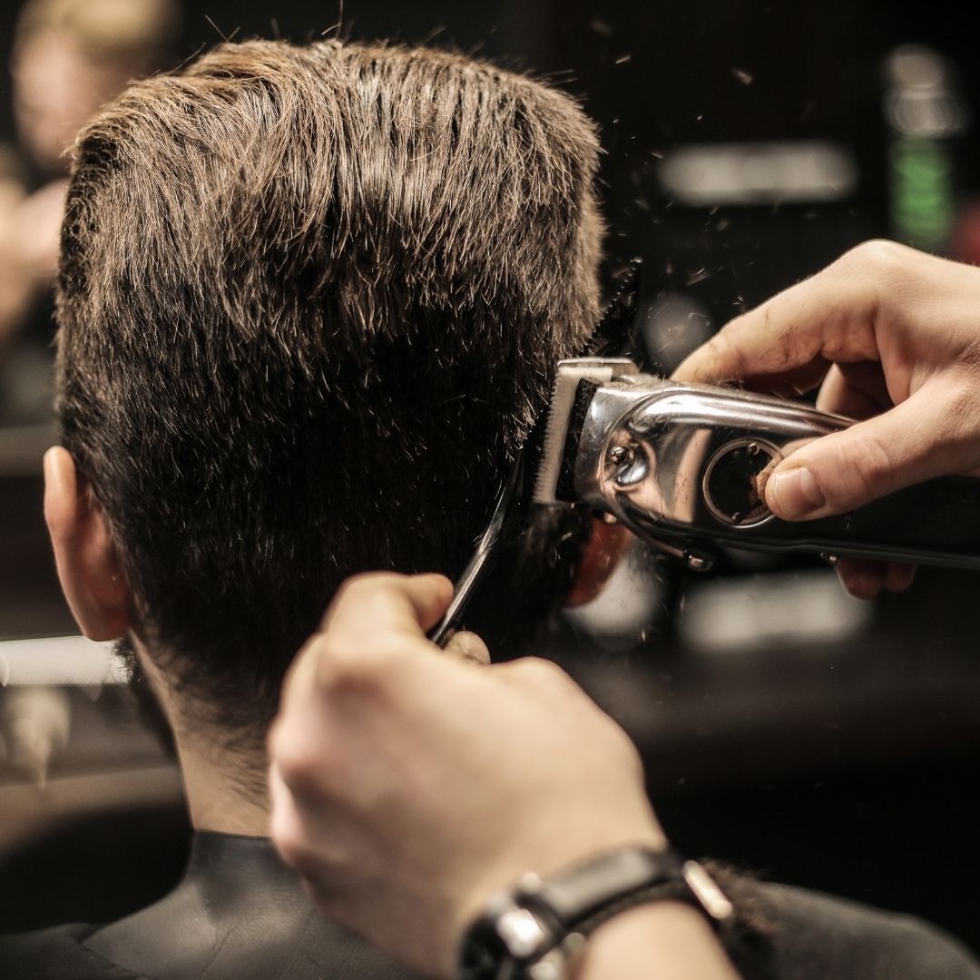 Moderne Hochzeits- und Eventplanung Schwarzwald – eine Person arbeitet an einem Laptop, umgeben von frischen Blumen, einem Smartphone und einer Tasse Kaffee. Die stilvolle, minimalistische Arbeitsumgebung steht für kreative Planung und Organisation von Hochzeiten und Events im Schwarzwald.