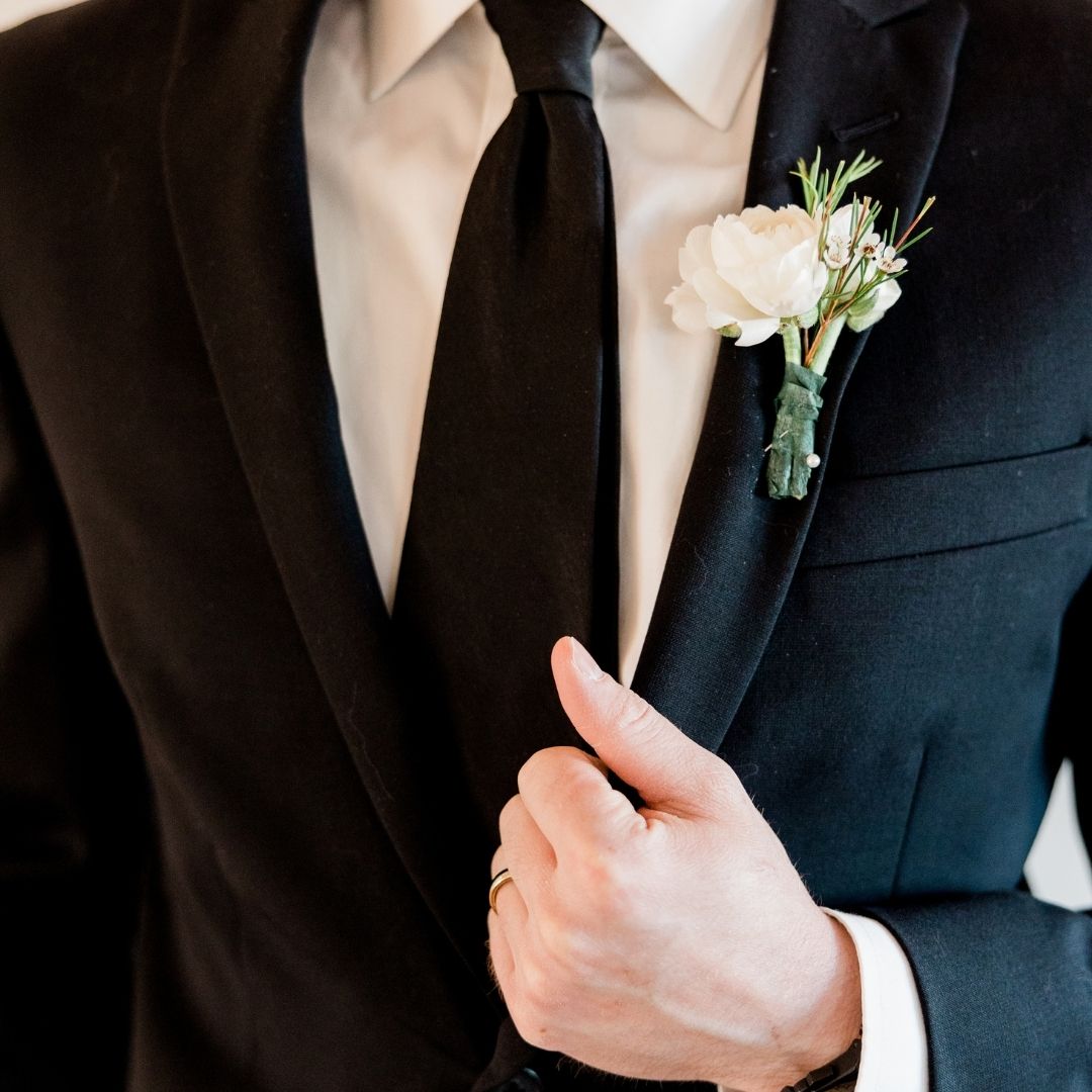 Elegante Hochzeitssaal-Dekoration in einer stilvollen Eventlocation im Schwarzwald. Die runden Tische sind mit weißen Tischdecken, edlem Geschirr und kunstvoll gefalteten Servietten eingedeckt. Stühle mit weißen Hussen und braunen Schleifen verleihen der Location eine festliche Atmosphäre. Perfekte Wahl für Hochzeiten und Feiern in den Locations Schwarzwald.