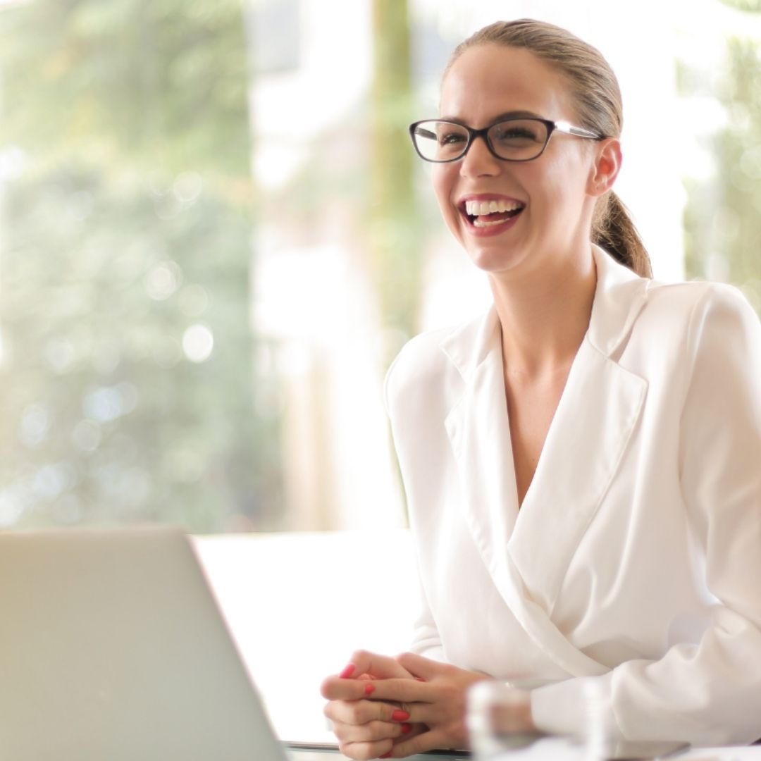 Moderne Hochzeits- und Eventplanung Schwarzwald – eine Person arbeitet an einem Laptop, umgeben von frischen Blumen, einem Smartphone und einer Tasse Kaffee. Die stilvolle, minimalistische Arbeitsumgebung steht für kreative Planung und Organisation von Hochzeiten und Events im Schwarzwald.