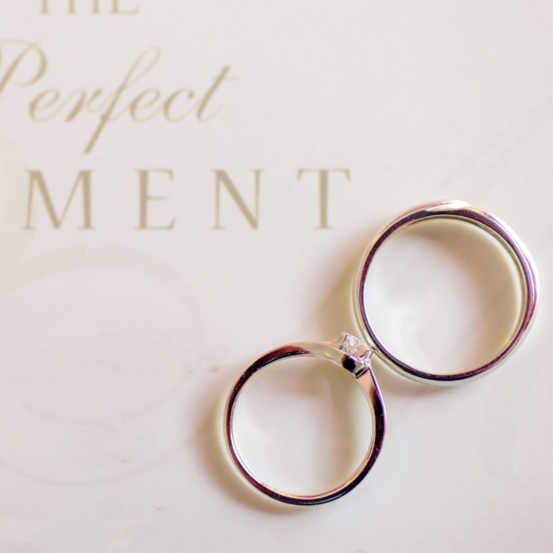 Elegante Hochzeitssaal-Dekoration in einer stilvollen Eventlocation im Schwarzwald. Die runden Tische sind mit weißen Tischdecken, edlem Geschirr und kunstvoll gefalteten Servietten eingedeckt. Stühle mit weißen Hussen und braunen Schleifen verleihen der Location eine festliche Atmosphäre. Perfekte Wahl für Hochzeiten und Feiern in den Locations Schwarzwald.