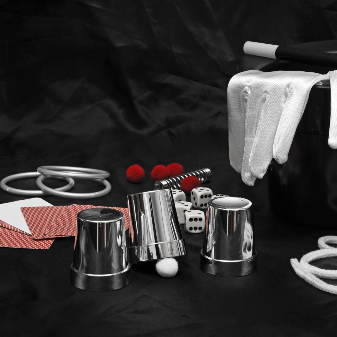 Moderne Hochzeits- und Eventplanung Schwarzwald – eine Person arbeitet an einem Laptop, umgeben von frischen Blumen, einem Smartphone und einer Tasse Kaffee. Die stilvolle, minimalistische Arbeitsumgebung steht für kreative Planung und Organisation von Hochzeiten und Events im Schwarzwald.