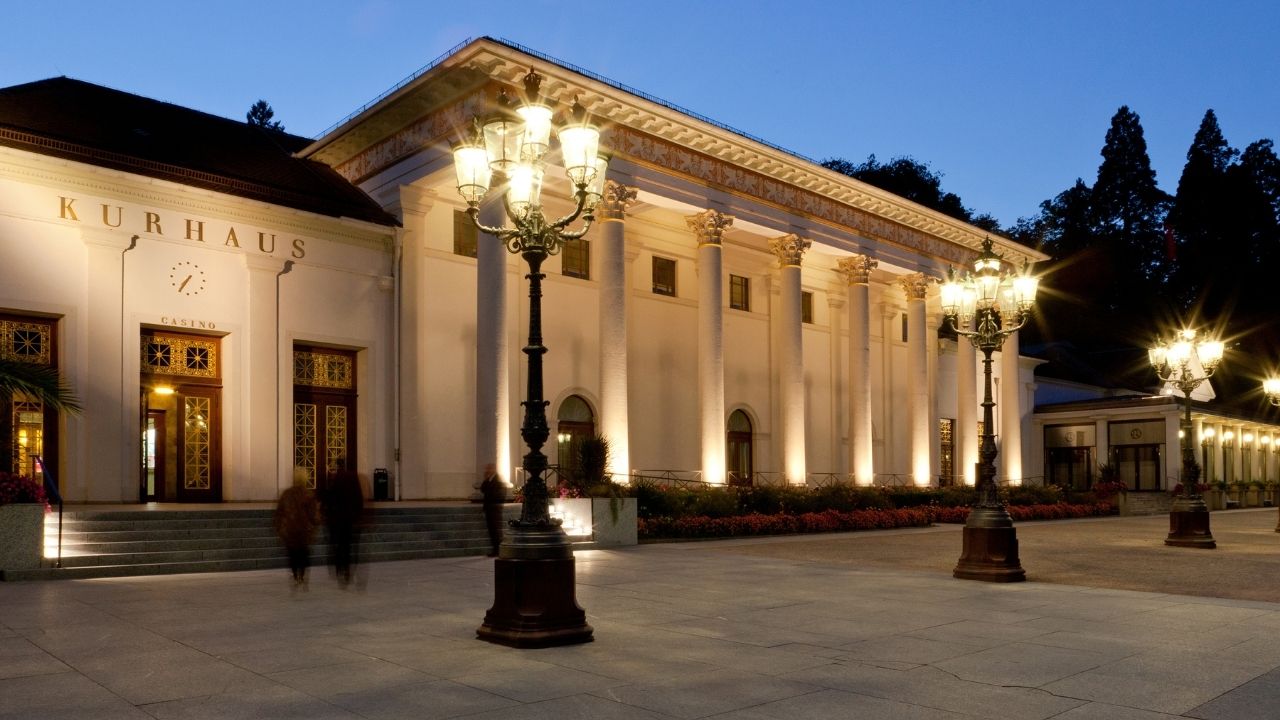 Das Kurhaus Baden-Baden lädt als Location zur Hochzeit ein, mit ihren wundervollen Säulen wirkt sie luxuriös.