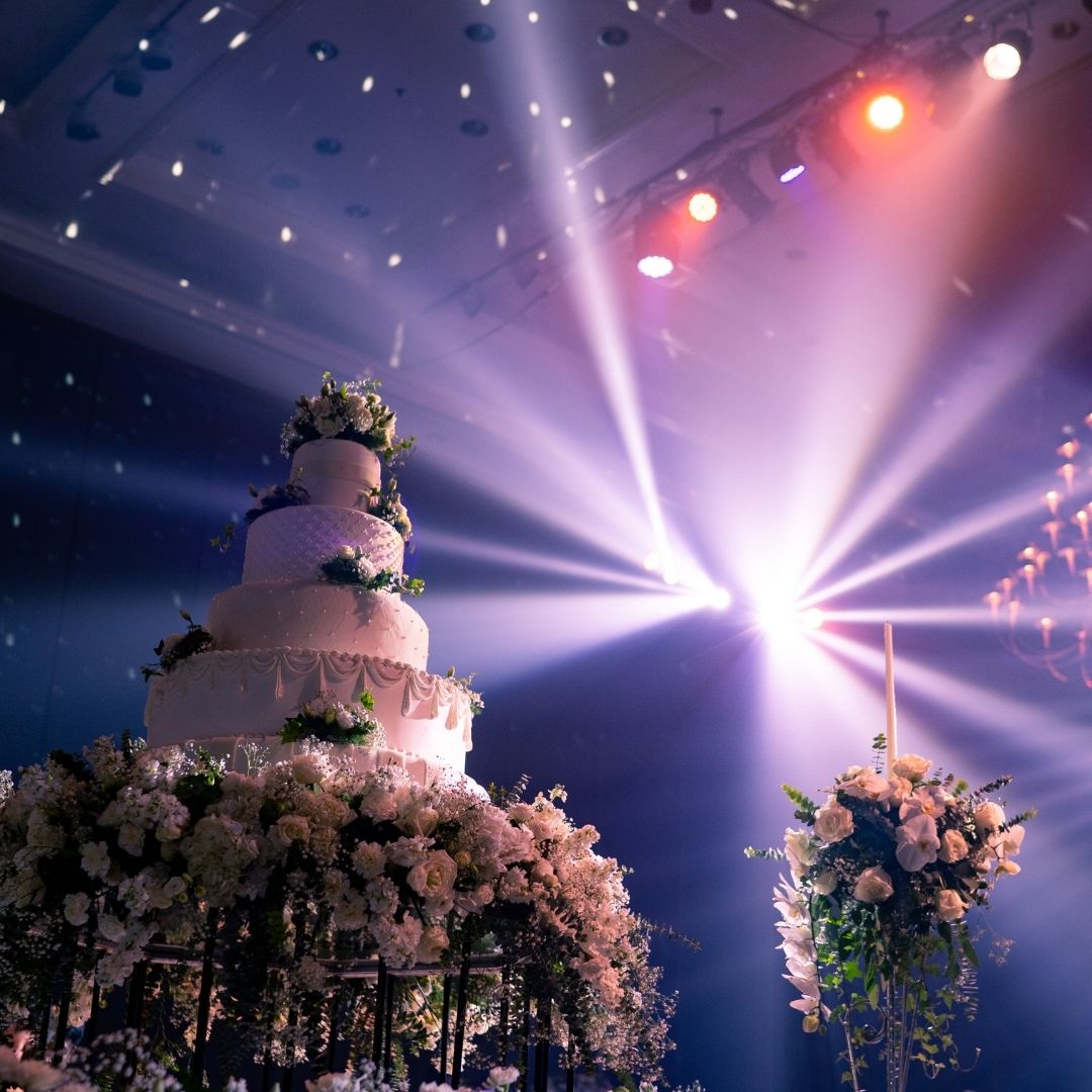 Moderne Hochzeits- und Eventplanung Schwarzwald – eine Person arbeitet an einem Laptop, umgeben von frischen Blumen, einem Smartphone und einer Tasse Kaffee. Die stilvolle, minimalistische Arbeitsumgebung steht für kreative Planung und Organisation von Hochzeiten und Events im Schwarzwald.