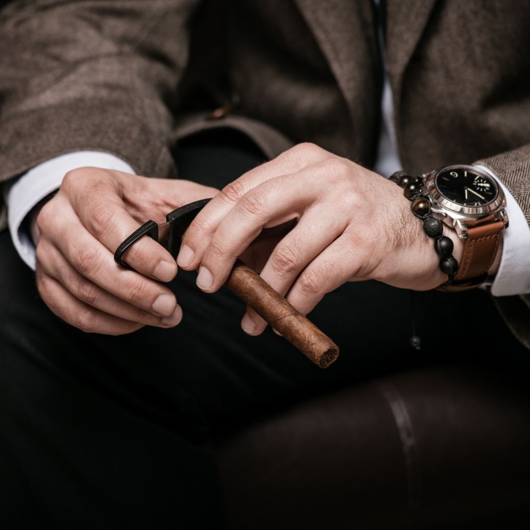 Moderne Hochzeits- und Eventplanung Schwarzwald – eine Person arbeitet an einem Laptop, umgeben von frischen Blumen, einem Smartphone und einer Tasse Kaffee. Die stilvolle, minimalistische Arbeitsumgebung steht für kreative Planung und Organisation von Hochzeiten und Events im Schwarzwald.