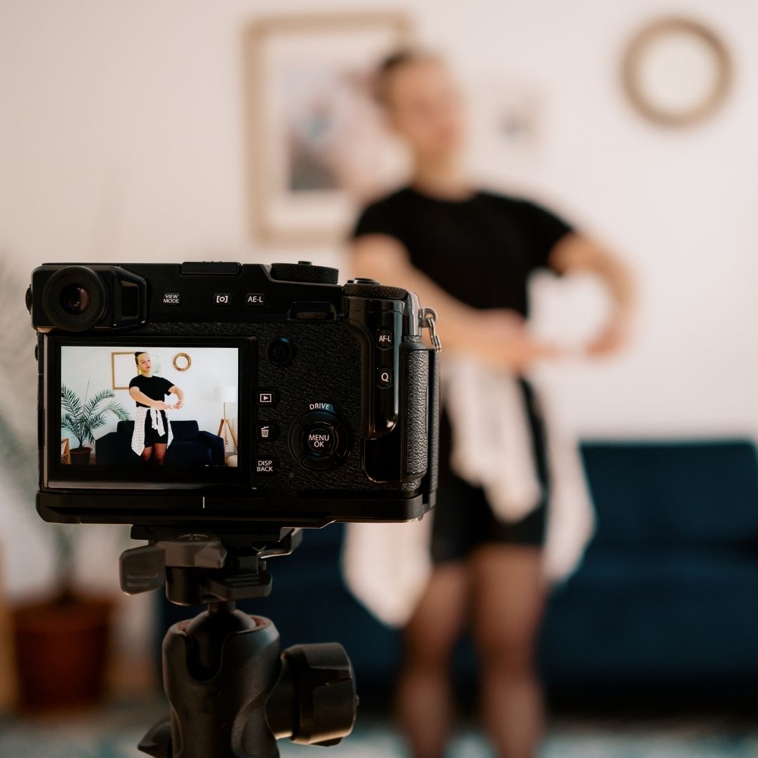 Bride Time Gruppe Facebook – Eine glückliche Braut strahlt vor Freude und zeigt spielerisch ihr Lächeln. Die Bride Time Gruppe auf Facebook bietet Austausch, Inspiration und wertvolle Tipps für Bräute, um ihre Hochzeit gemeinsam mit anderen zu planen und unvergesslich zu machen.