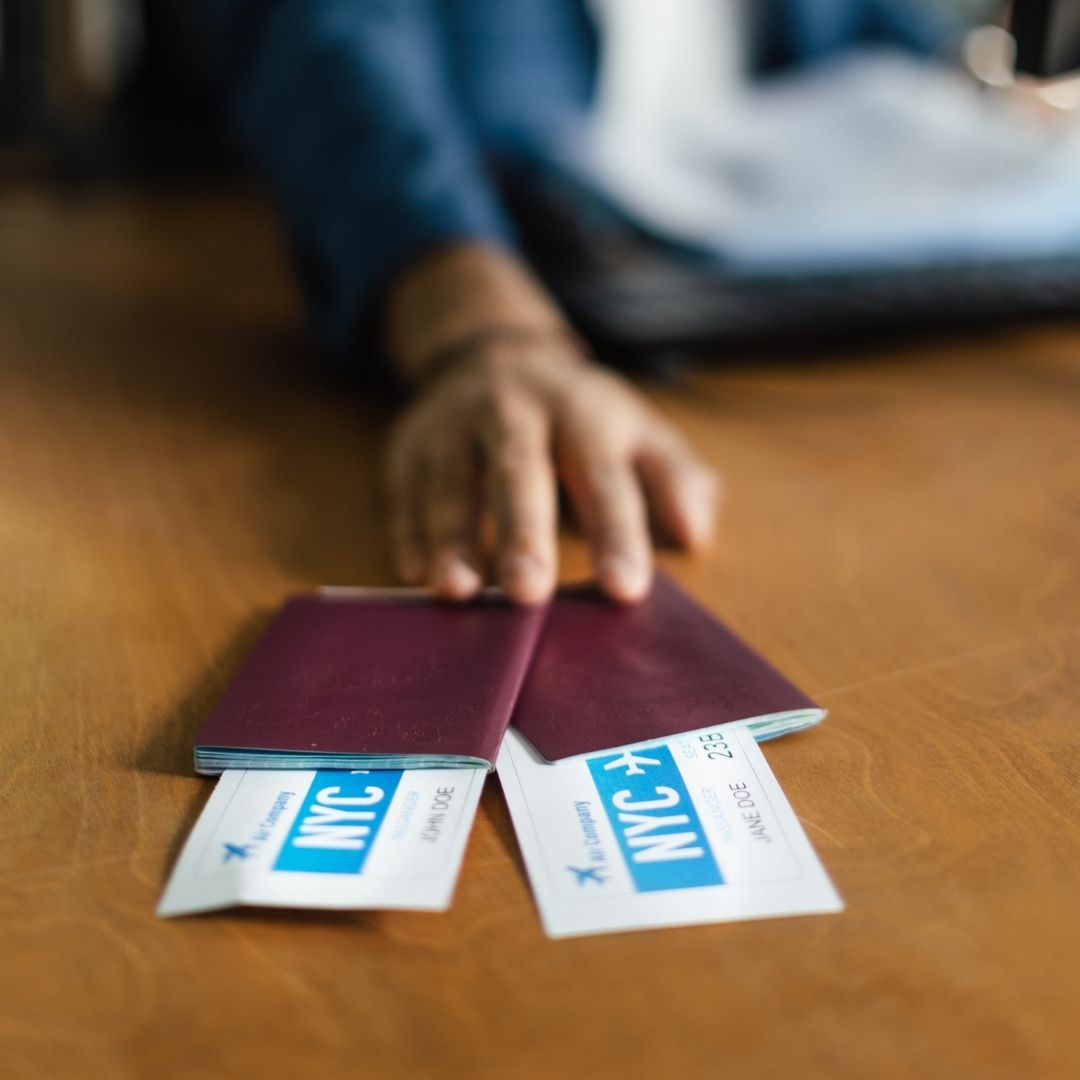 Moderne Hochzeits- und Eventplanung Schwarzwald – eine Person arbeitet an einem Laptop, umgeben von frischen Blumen, einem Smartphone und einer Tasse Kaffee. Die stilvolle, minimalistische Arbeitsumgebung steht für kreative Planung und Organisation von Hochzeiten und Events im Schwarzwald.