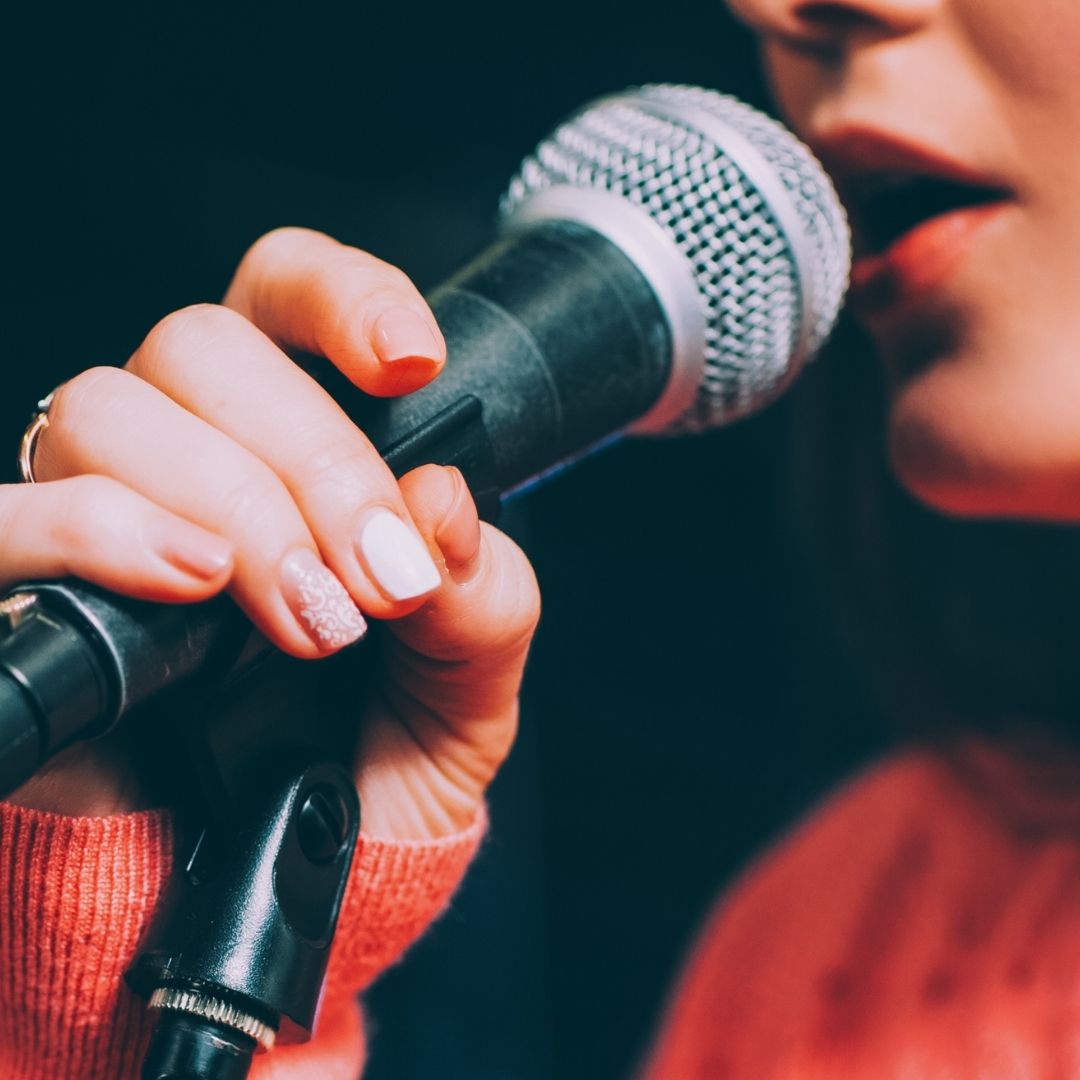 Elegante Hochzeitssaal-Dekoration in einer stilvollen Eventlocation im Schwarzwald. Die runden Tische sind mit weißen Tischdecken, edlem Geschirr und kunstvoll gefalteten Servietten eingedeckt. Stühle mit weißen Hussen und braunen Schleifen verleihen der Location eine festliche Atmosphäre. Perfekte Wahl für Hochzeiten und Feiern in den Locations Schwarzwald.