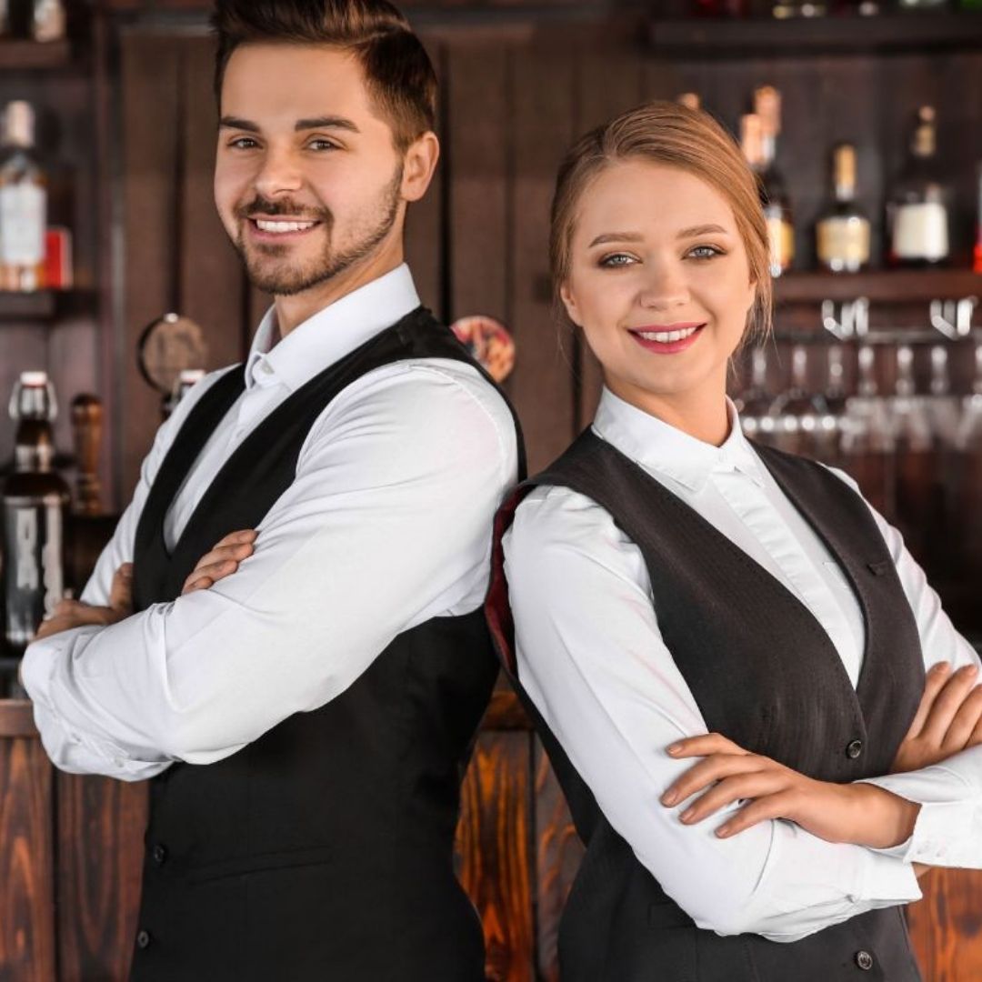 Moderne Hochzeits- und Eventplanung Schwarzwald – eine Person arbeitet an einem Laptop, umgeben von frischen Blumen, einem Smartphone und einer Tasse Kaffee. Die stilvolle, minimalistische Arbeitsumgebung steht für kreative Planung und Organisation von Hochzeiten und Events im Schwarzwald.