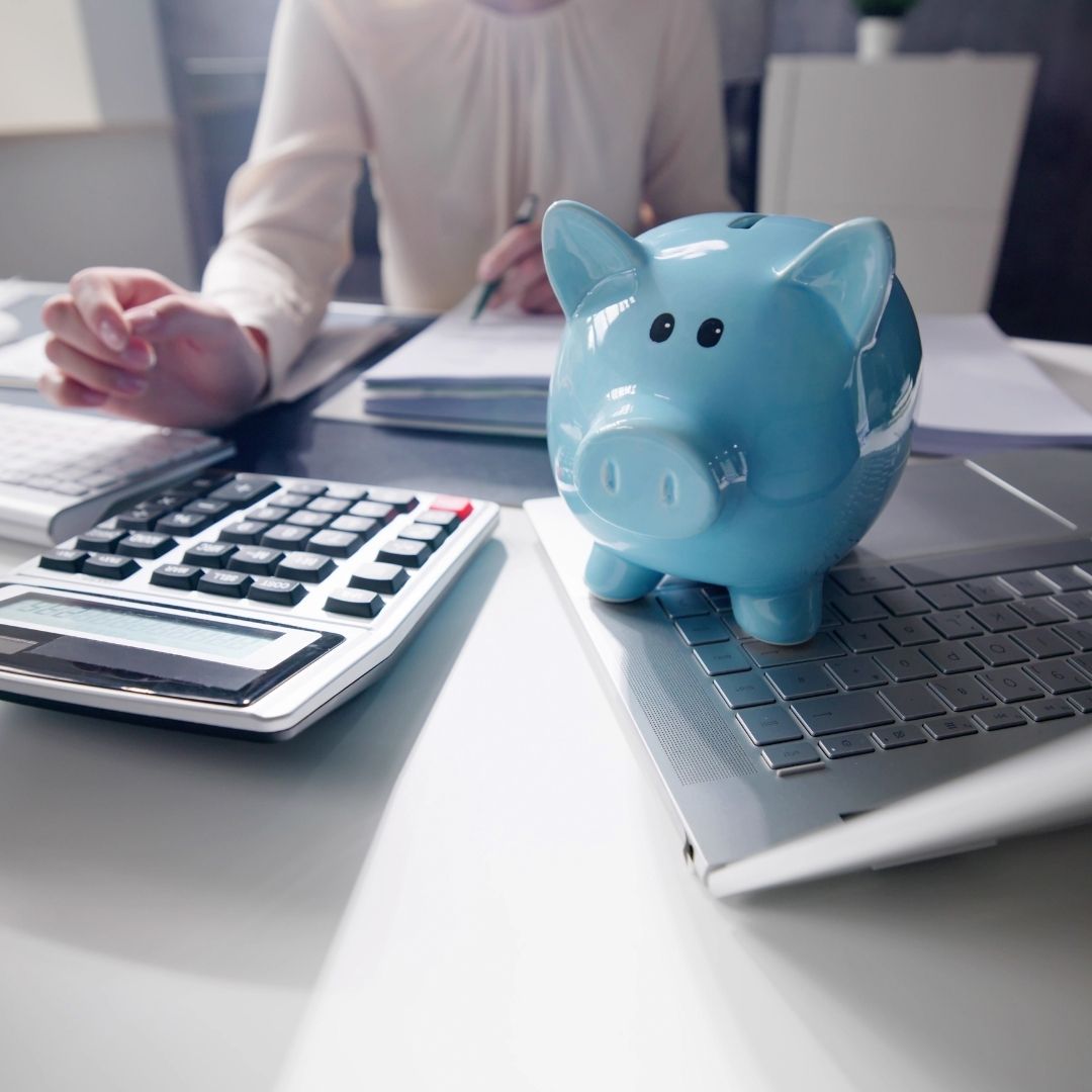 Moderne Hochzeits- und Eventplanung Schwarzwald – eine Person arbeitet an einem Laptop, umgeben von frischen Blumen, einem Smartphone und einer Tasse Kaffee. Die stilvolle, minimalistische Arbeitsumgebung steht für kreative Planung und Organisation von Hochzeiten und Events im Schwarzwald.