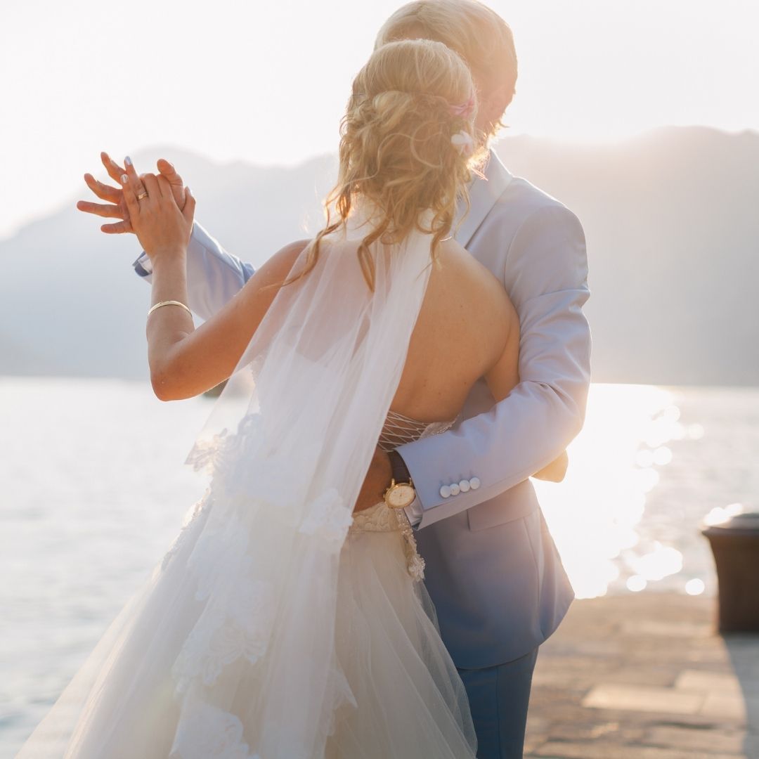 Moderne Hochzeits- und Eventplanung Schwarzwald – eine Person arbeitet an einem Laptop, umgeben von frischen Blumen, einem Smartphone und einer Tasse Kaffee. Die stilvolle, minimalistische Arbeitsumgebung steht für kreative Planung und Organisation von Hochzeiten und Events im Schwarzwald.