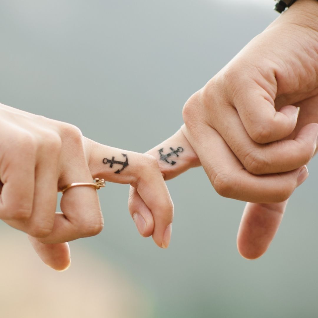 Moderne Hochzeits- und Eventplanung Schwarzwald – eine Person arbeitet an einem Laptop, umgeben von frischen Blumen, einem Smartphone und einer Tasse Kaffee. Die stilvolle, minimalistische Arbeitsumgebung steht für kreative Planung und Organisation von Hochzeiten und Events im Schwarzwald.