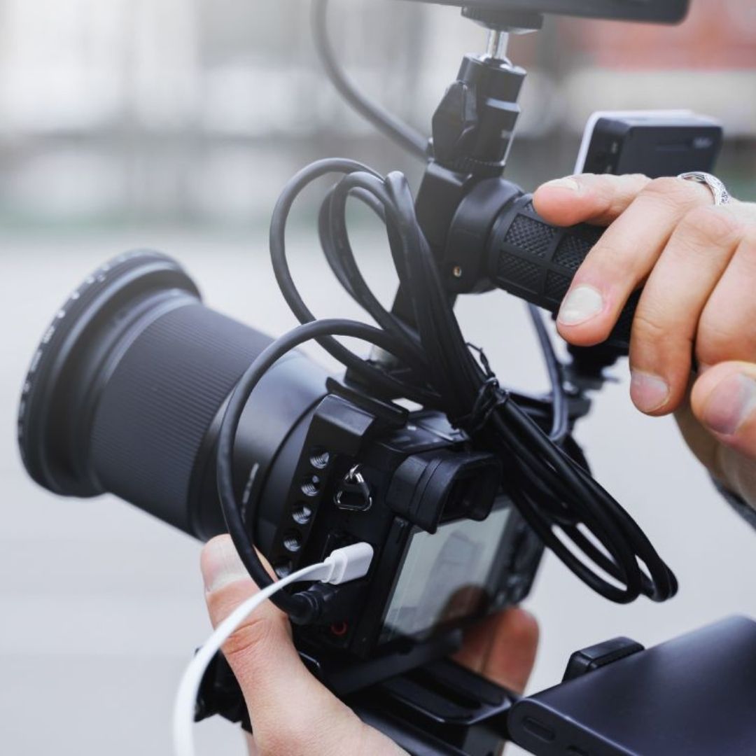 Moderne Hochzeits- und Eventplanung Schwarzwald – eine Person arbeitet an einem Laptop, umgeben von frischen Blumen, einem Smartphone und einer Tasse Kaffee. Die stilvolle, minimalistische Arbeitsumgebung steht für kreative Planung und Organisation von Hochzeiten und Events im Schwarzwald.