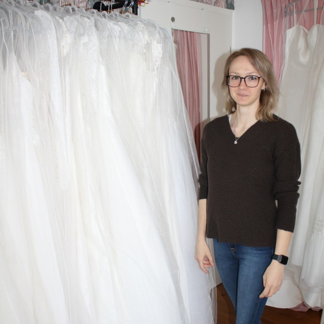 Mandy Mandy von Yes2theDress neben ihren Brautkleidern.
