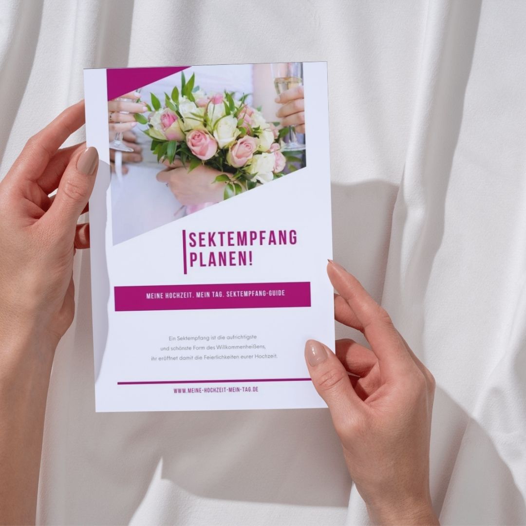 Zwei Frauenhände halten den Sektempfang-Guide in fest, um ihre Hochzeit zu planen.