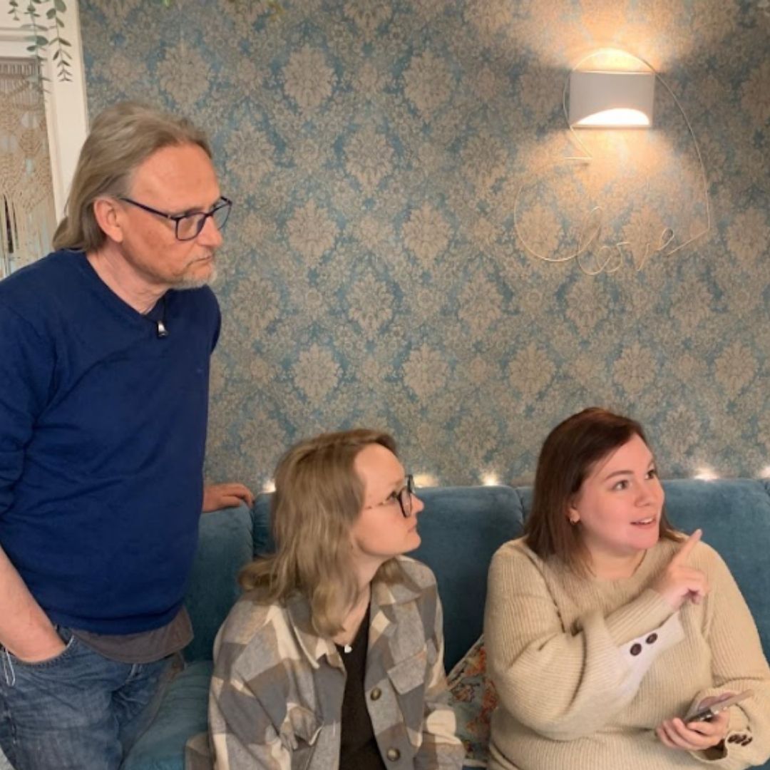 Yes2theDress – wenn Second-Hand eine zweite Chance bedeutet1 Mandy und Papa Peter lassen sich von Sabine Mastrolorito, der Webdesignerin, beraten.