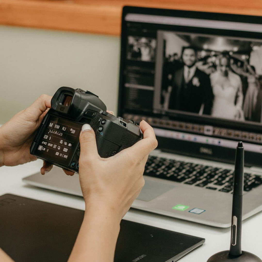 Eine Fotografin, die Hochzeitsfotos bearbeitet für den Fotowettbewerb.
