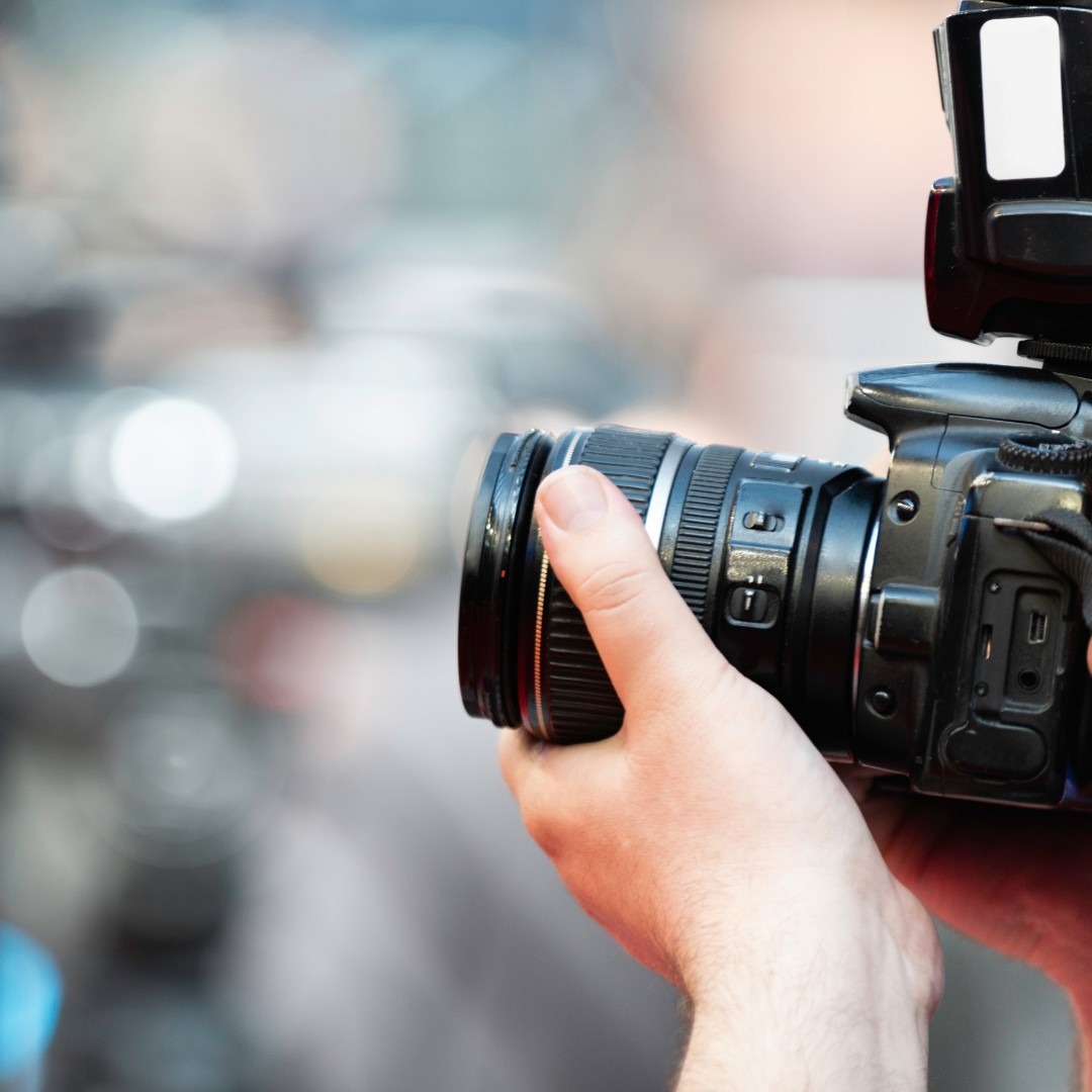 Eine Kamera, die gerade eingestellt wird für Hochzeitsfotos für den Fotowettbewerb.