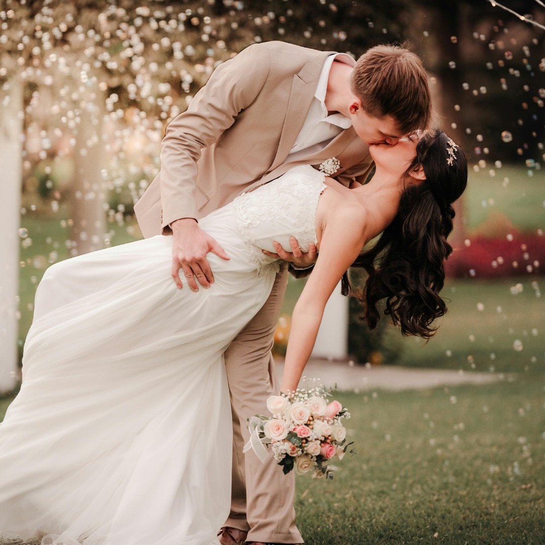 Hochzeitspaar erlebt deine Location auf neue Art.