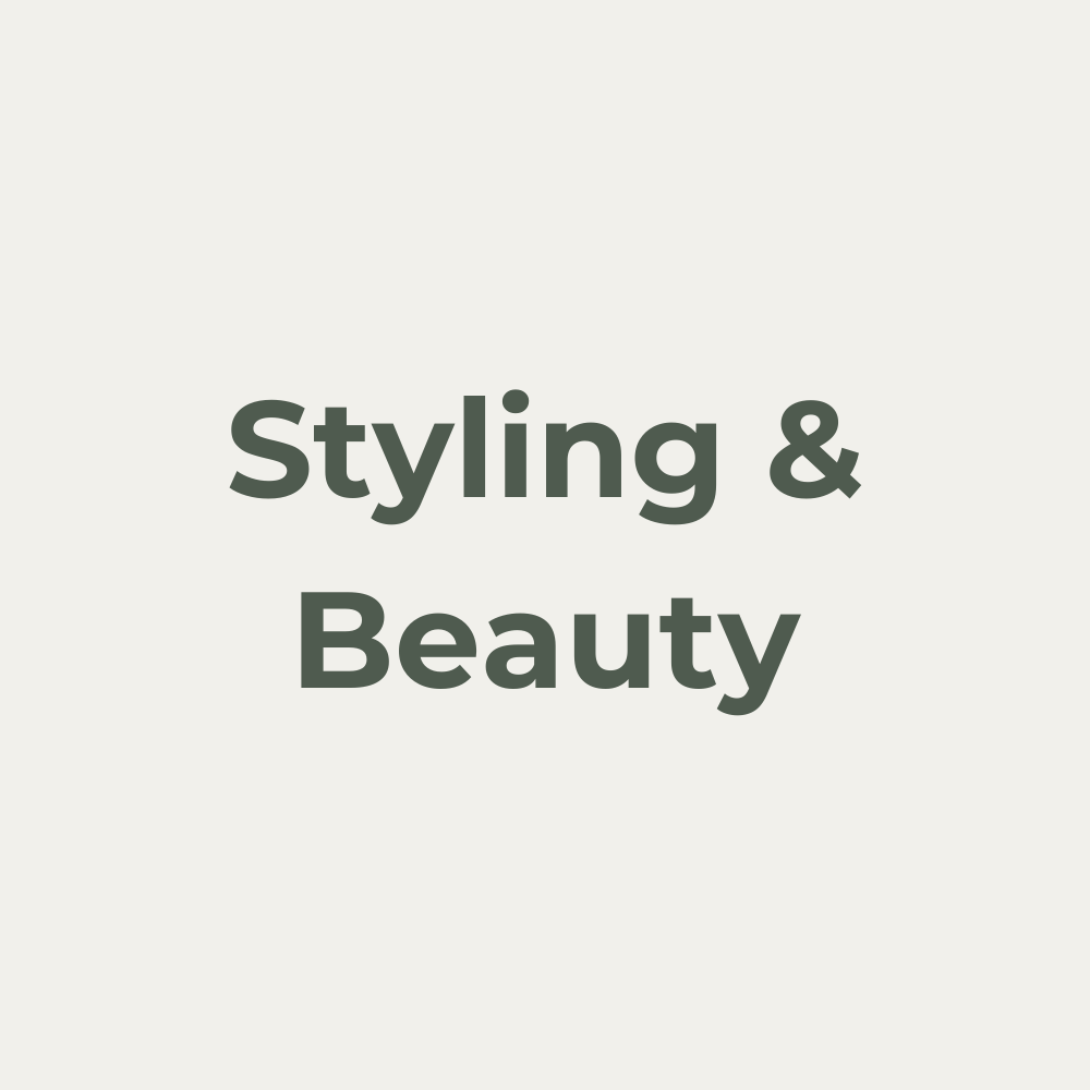 Moderne Hochzeits- und Eventplanung Schwarzwald – eine Person arbeitet an einem Laptop, umgeben von frischen Blumen, einem Smartphone und einer Tasse Kaffee. Die stilvolle, minimalistische Arbeitsumgebung steht für kreative Planung und Organisation von Hochzeiten und Events im Schwarzwald.