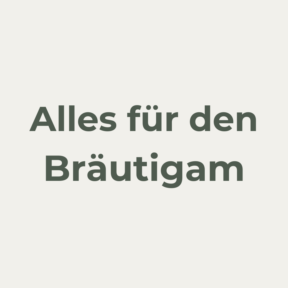 Nahaufnahme eines Bräutigams, dem eine stilvolle Fliege in zartem Rosé gebunden wird. Alles für den Bräutigam Schwarzwald – elegante Accessoires und stilvolle Details für den perfekten Hochzeitslook im Schwarzwald.