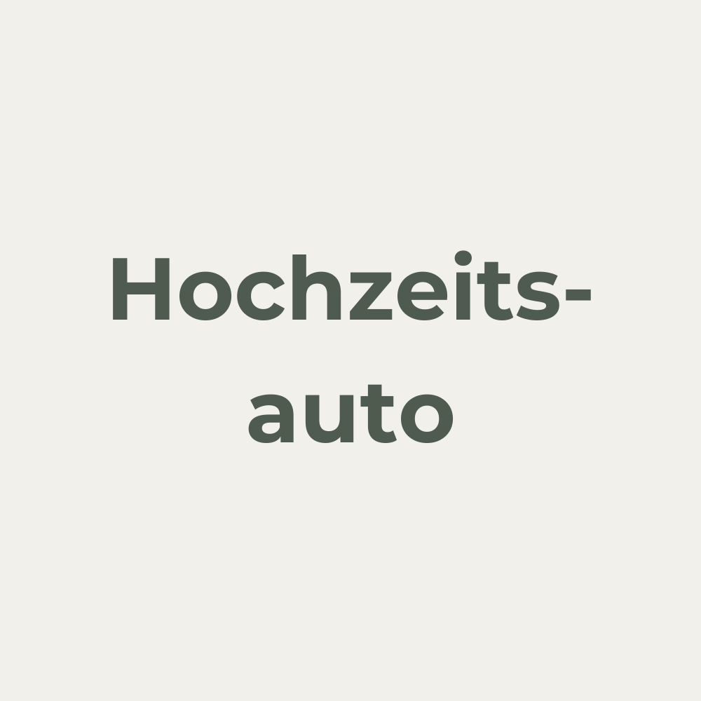 Hochzeitsautos im Schwarzwald – Ein eleganter, weißer Oldtimer, geschmückt mit einer Blumengirlande, wartet auf das Brautpaar. Stilvolle Hochzeitsfahrzeuge sorgen für eine unvergessliche Fahrt zur Trauung oder Feier und verleihen dem großen Tag eine besondere Note.