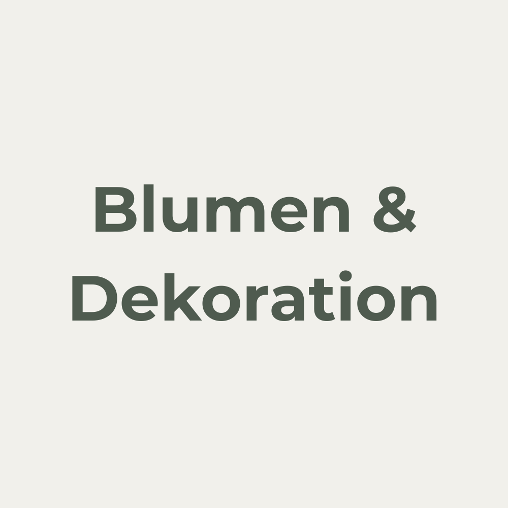 Stilvolle Hochzeitsblumen und Deko im Schwarzwald – elegante Blumengestecke mit weißen und pastellfarbenen Rosen schmücken festlich gedeckte Tische. Im Hintergrund sorgen warme Lichterketten für eine romantische Atmosphäre, perfekt für eine unvergessliche Hochzeitsfeier.