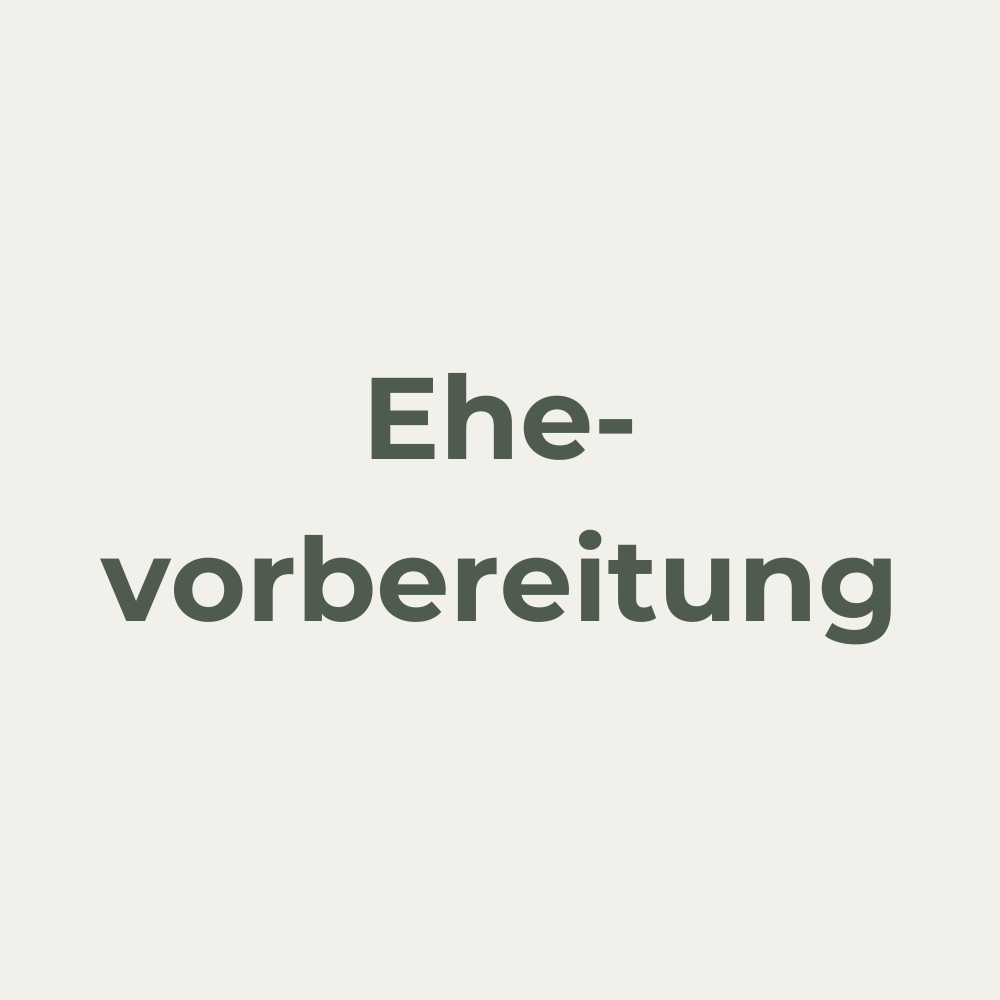 Ehevorbereitungskurse im Schwarzwald – Ein verliebtes Paar sitzt gemütlich auf dem Sofa und plant gemeinsam am Laptop. Professionelle Ehevorbereitungskurse helfen Paaren, sich optimal auf ihre gemeinsame Zukunft vorzubereiten und eine starke Basis für ihre Ehe zu schaffen.