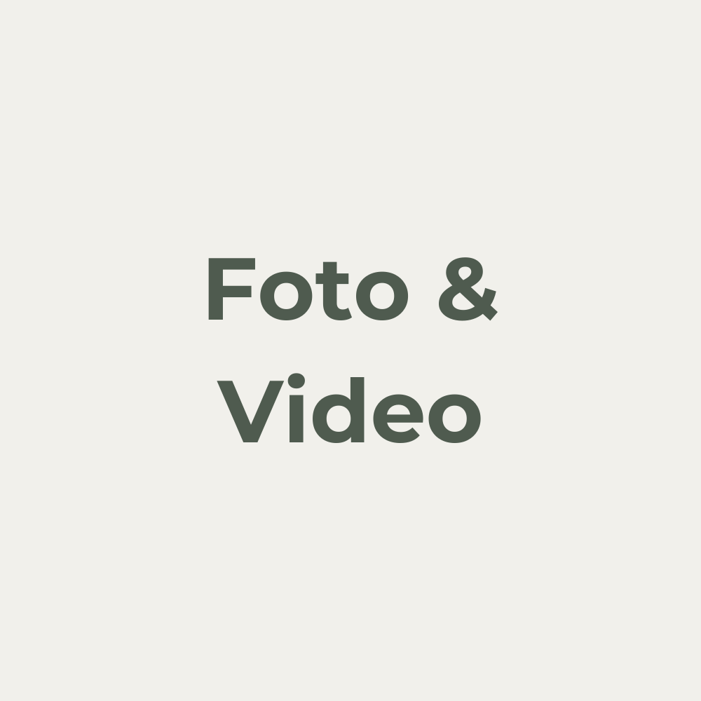 Professionelle Foto- und Videografie im Schwarzwald – ein Hochzeitsfotograf hält den besonderen Moment eines Brautpaares mit seiner Kamera fest. Die Linse fokussiert das verliebte Paar, das für emotionale und unvergessliche Erinnerungen posiert. Perfekte Hochzeitsaufnahmen in malerischer Schwarzwald-Kulisse.