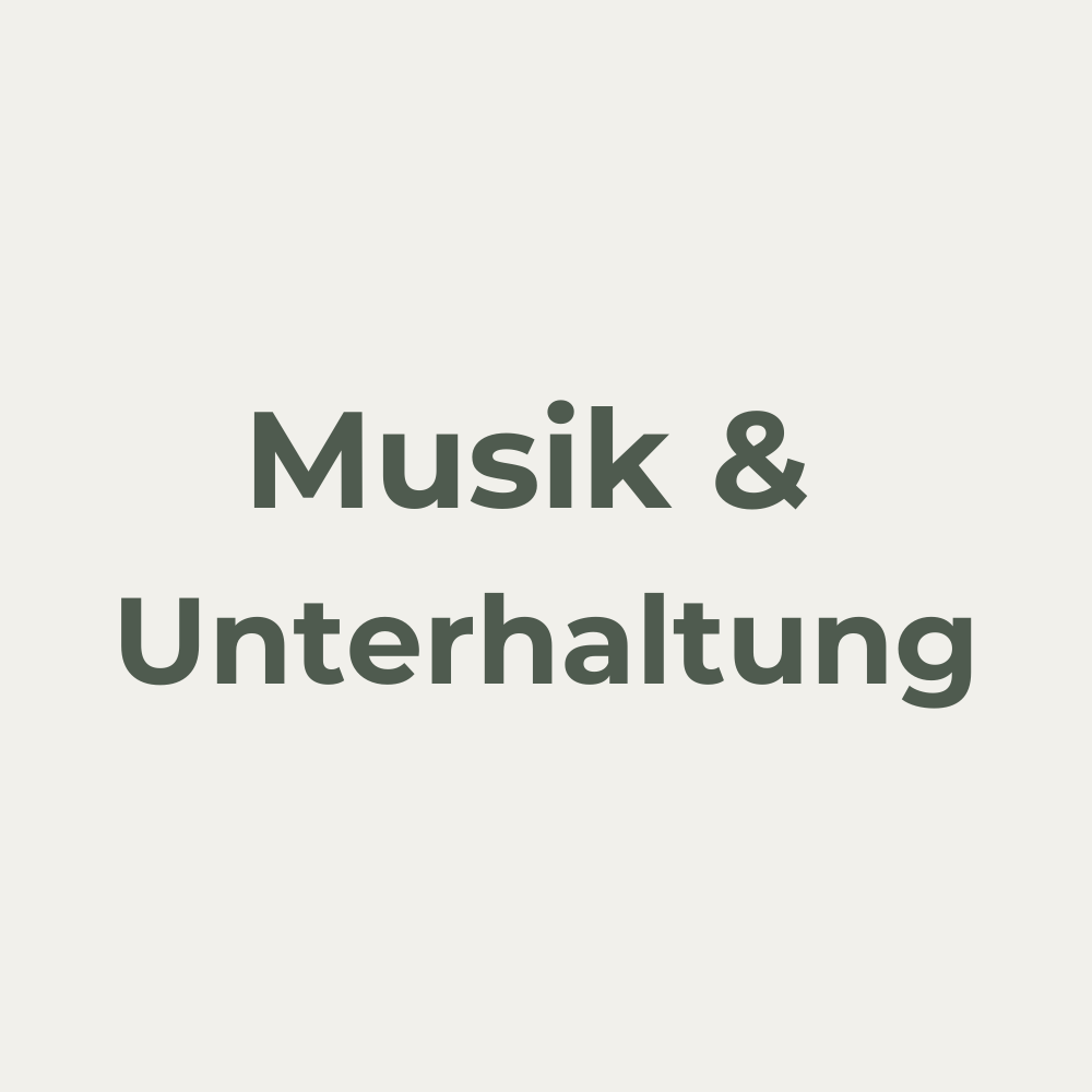 Emotionale Hochzeitsmusik im Schwarzwald – eine Sängerin performt mit Leidenschaft und Gefühl in ein Mikrofon. Perfekte musikalische Begleitung für unvergessliche Hochzeitsmomente, sei es bei der Trauung, dem Empfang oder der Feier.