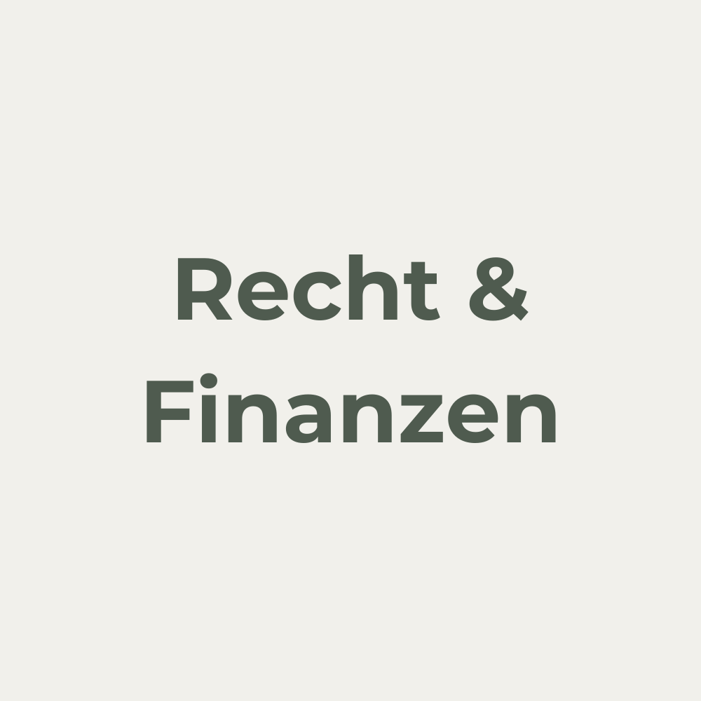 Berater nach der Ehe im Schwarzwald – Ein frisch verheiratetes Paar im Gespräch mit einem Finanz- oder Versicherungsberater. Themen wie Hauskauf, Verträge und Absicherung stehen im Fokus, um gemeinsam die Zukunft zu planen und finanzielle Sicherheit zu schaffen.