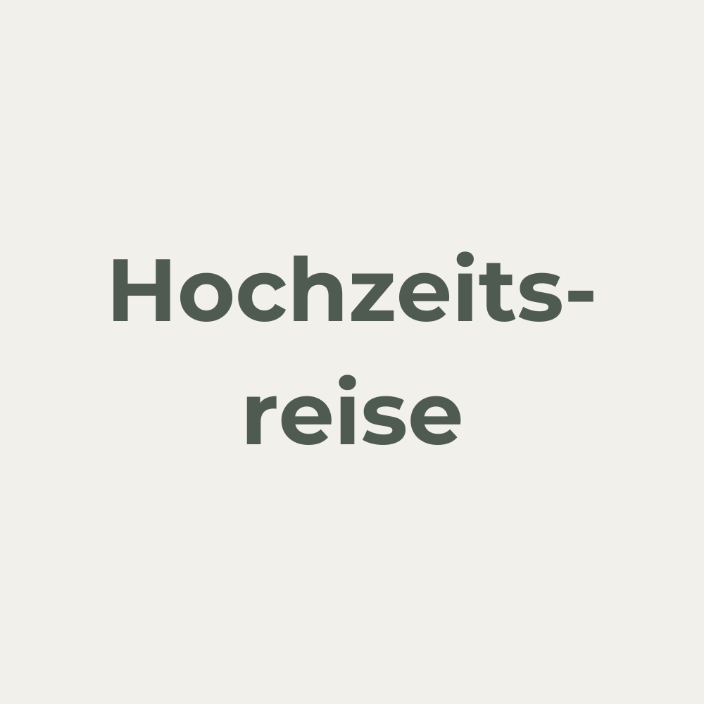 Alles für die Flitterwochen im Schwarzwald – Ein romantisches Herz in den Sand gezeichnet, symbolisiert Liebe und unvergessliche Momente. Perfekte Reiseziele und entspannende Flitterwochen-Erlebnisse im Schwarzwald für frisch verheiratete Paare.