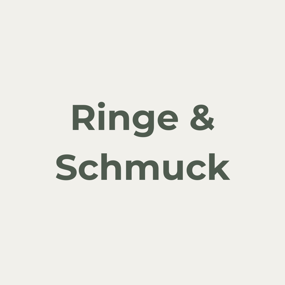 Nahaufnahme von Eheringen auf den Händen eines Brautpaares, umgeben von weißen Rosen. Der funkelnde Verlobungsring und die schlichten Trauringe symbolisieren die ewige Liebe. Eheringe, Schmuck, Tattoos Schwarzwald – perfekte Symbole für den Bund der Ehe und individuelle Liebesgeschichten in der Region Schwarzwald.