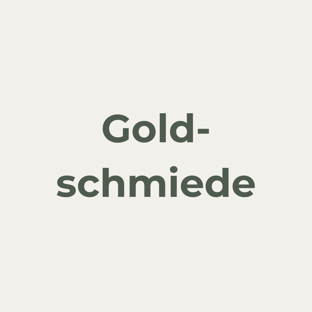 Moderne Hochzeits- und Eventplanung Schwarzwald – eine Person arbeitet an einem Laptop, umgeben von frischen Blumen, einem Smartphone und einer Tasse Kaffee. Die stilvolle, minimalistische Arbeitsumgebung steht für kreative Planung und Organisation von Hochzeiten und Events im Schwarzwald.