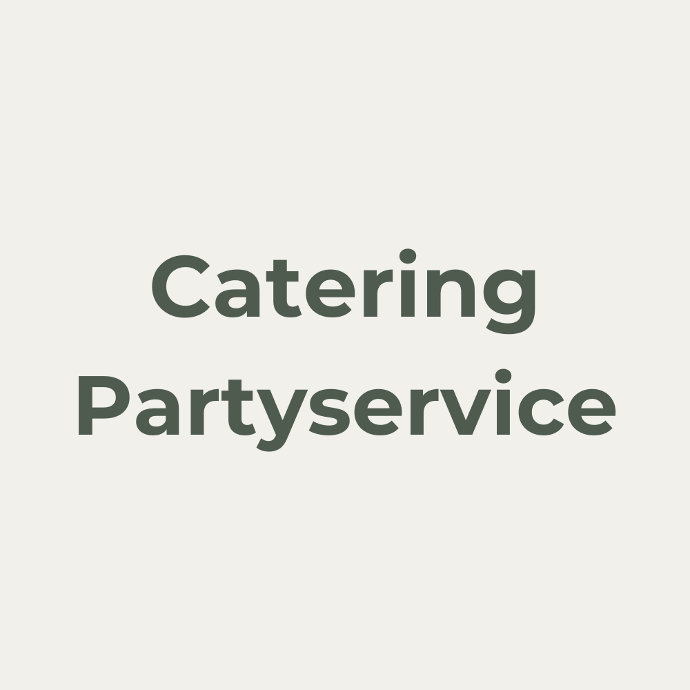 Elegante Hochzeitssaal-Dekoration in einer stilvollen Eventlocation im Schwarzwald. Die runden Tische sind mit weißen Tischdecken, edlem Geschirr und kunstvoll gefalteten Servietten eingedeckt. Stühle mit weißen Hussen und braunen Schleifen verleihen der Location eine festliche Atmosphäre. Perfekte Wahl für Hochzeiten und Feiern in den Locations Schwarzwald.