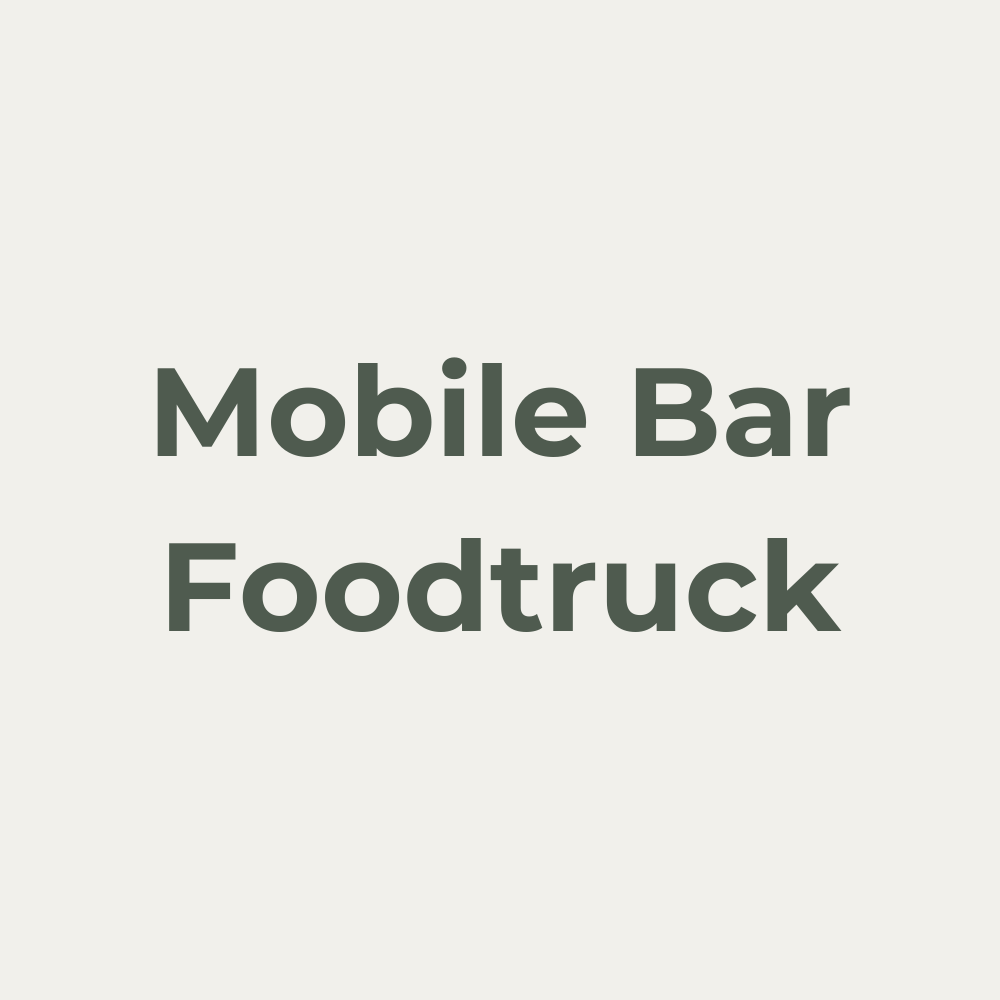 Moderne Hochzeits- und Eventplanung Schwarzwald – eine Person arbeitet an einem Laptop, umgeben von frischen Blumen, einem Smartphone und einer Tasse Kaffee. Die stilvolle, minimalistische Arbeitsumgebung steht für kreative Planung und Organisation von Hochzeiten und Events im Schwarzwald.