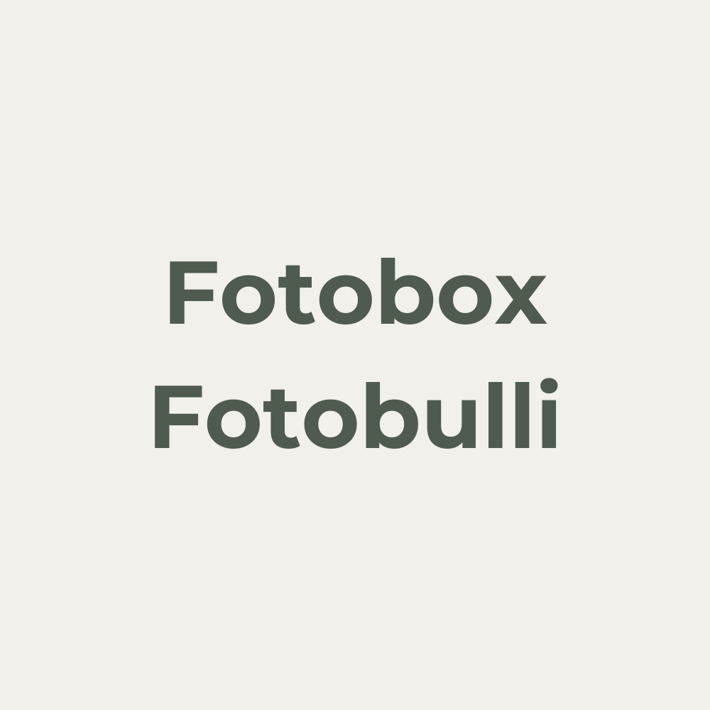 Moderne Hochzeits- und Eventplanung Schwarzwald – eine Person arbeitet an einem Laptop, umgeben von frischen Blumen, einem Smartphone und einer Tasse Kaffee. Die stilvolle, minimalistische Arbeitsumgebung steht für kreative Planung und Organisation von Hochzeiten und Events im Schwarzwald.