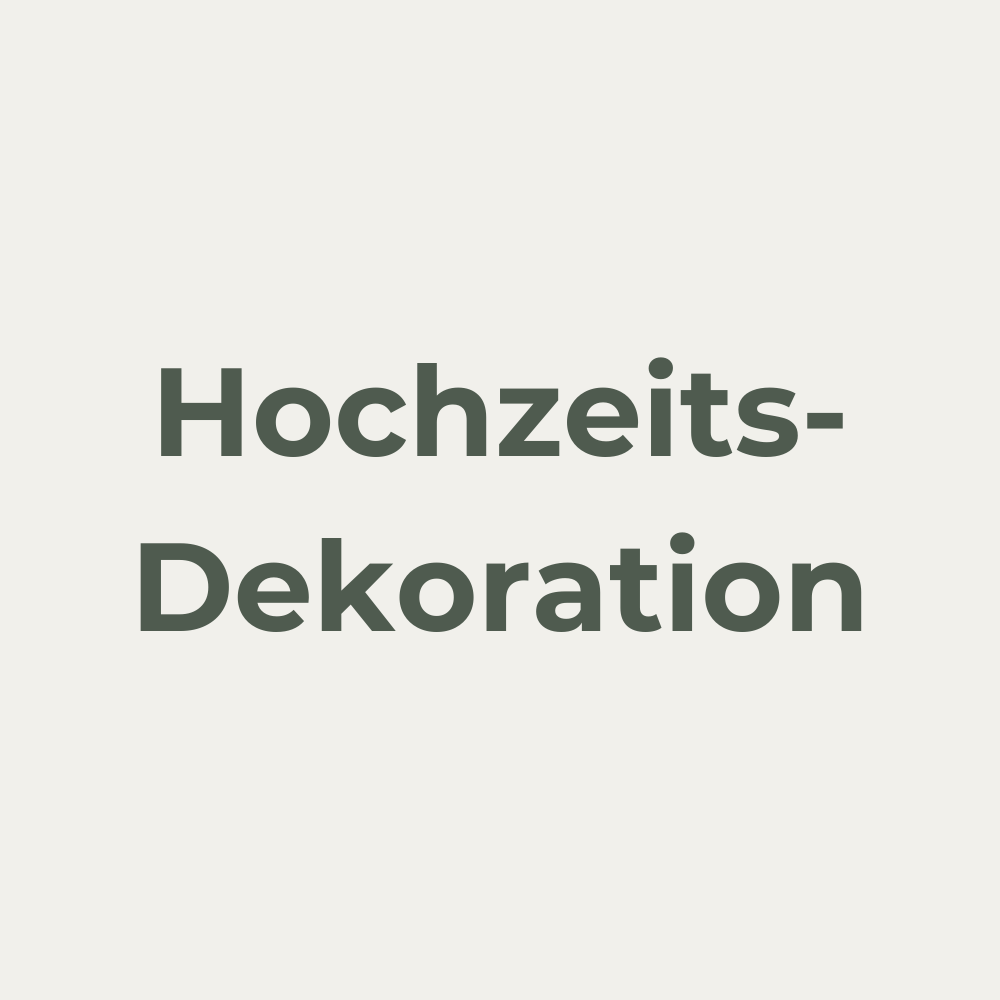 Moderne Hochzeits- und Eventplanung Schwarzwald – eine Person arbeitet an einem Laptop, umgeben von frischen Blumen, einem Smartphone und einer Tasse Kaffee. Die stilvolle, minimalistische Arbeitsumgebung steht für kreative Planung und Organisation von Hochzeiten und Events im Schwarzwald.