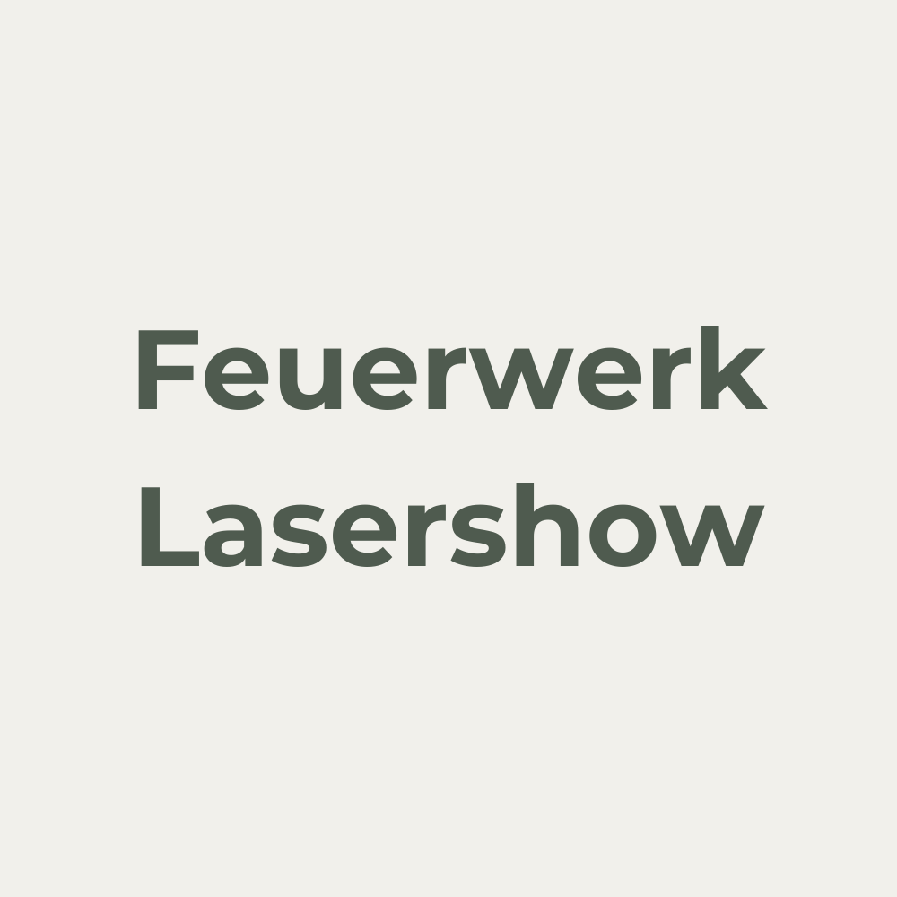 Moderne Hochzeits- und Eventplanung Schwarzwald – eine Person arbeitet an einem Laptop, umgeben von frischen Blumen, einem Smartphone und einer Tasse Kaffee. Die stilvolle, minimalistische Arbeitsumgebung steht für kreative Planung und Organisation von Hochzeiten und Events im Schwarzwald.